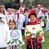 ▲	W procesjach uczestniczyły asysty reprezentujące różne parafie.