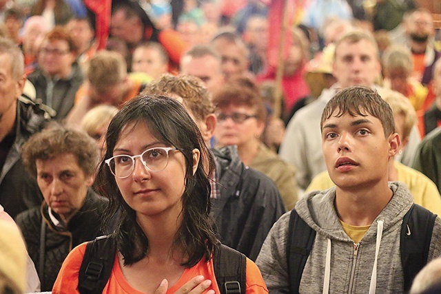 Najpiękniejszy moment dziewięciodniowej wędrówki to spotkanie z Matką Bożą. Na zdjęciu: pątnicy w kaplicy Cudownego Obrazu.