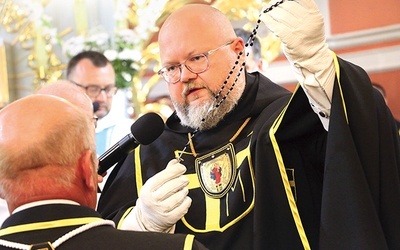 Generał zakonu Krzysztof Wąsowski wręczył nowym członkom różaniec.