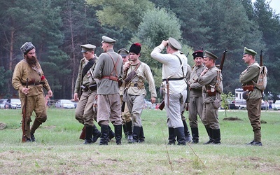 W tegorocznym przedstawieniu historycznym wzięło udział ok. 80 rekonstruktorów z różnych części Polski, m.in. z Warszawy, Kielc i Katowic.