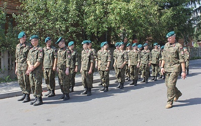 Strzelcy właśnie ćwiczą salutowanie, oddawanie honorów i marsz. Niebawem wybierają się do Warszawy, gdzie m.in. zwiedzą Pałac Prezydencki i złożą kwiaty przy Grobie Nieznanego Żołnierza.