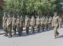 Strzelcy właśnie ćwiczą salutowanie, oddawanie honorów i marsz. Niebawem wybierają się do Warszawy, gdzie m.in. zwiedzą Pałac Prezydencki i złożą kwiaty przy Grobie Nieznanego Żołnierza.