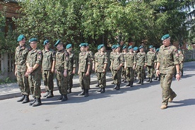 Strzelcy właśnie ćwiczą salutowanie, oddawanie honorów i marsz. Niebawem wybierają się do Warszawy, gdzie m.in. zwiedzą Pałac Prezydencki i złożą kwiaty przy Grobie Nieznanego Żołnierza.