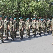 Strzelcy właśnie ćwiczą salutowanie, oddawanie honorów i marsz. Niebawem wybierają się do Warszawy, gdzie m.in. zwiedzą Pałac Prezydencki i złożą kwiaty przy Grobie Nieznanego Żołnierza.