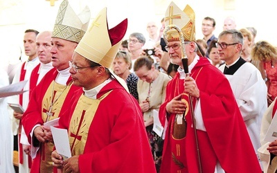 Abp Grzegorz Ryś, bp Piotr Greger i bp Clemens Pickel w oświęcimskim Karmelu.