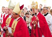 Abp Grzegorz Ryś, bp Piotr Greger i bp Clemens Pickel w oświęcimskim Karmelu.