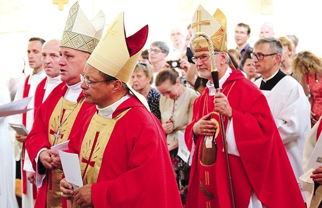 Abp Grzegorz Ryś, bp Piotr Greger i bp Clemens Pickel w oświęcimskim Karmelu.