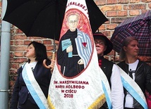Wśród uczestników obchodów nie zabrakło parafii, którym patronuje święty franciszkanin. 
