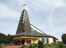 Salwatoriański kościół parafialny NMP Królowej Świata.