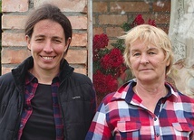 Panie Joanna i Maryla przy kaplicy zawierzenia wsi Maryi.