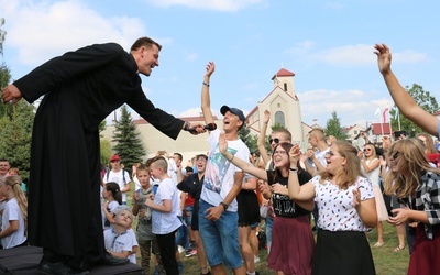 Koncert uwielbienia to stały element spotkań wspólnoty.