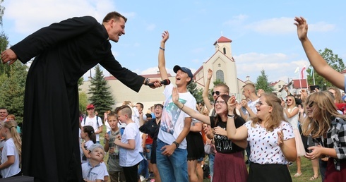 Koncert uwielbienia to stały element spotkań wspólnoty.