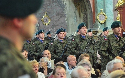 Wojsko w czasie Mszy św. w archikatedrze lubelskiej. 