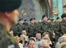 Wojsko w czasie Mszy św. w archikatedrze lubelskiej. 