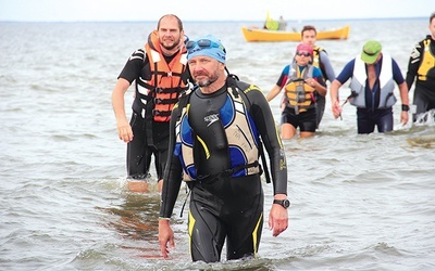 Pokonali ponad 10 km z Kuźnicy do Rewy... wpław.