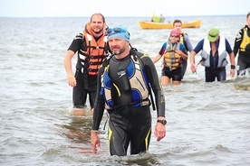 Pokonali ponad 10 km z Kuźnicy do Rewy... wpław.