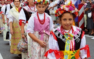 Pątniczki w śląskich strojach regionalnych. 
18.08.2019 Piekary Śląskie