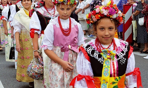 Pątniczki w śląskich strojach regionalnych. 
18.08.2019 Piekary Śląskie