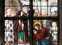 Św. Augustyn przyjmuje chrzest od św. Ambrożego. Witraż w katedrze w Mediolanie.