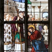 Św. Augustyn przyjmuje chrzest od św. Ambrożego. Witraż w katedrze w Mediolanie.