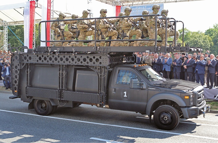 Jak zawsze bojowi operatorzy z jednostki GROM na fordzie z kładką szturmową.