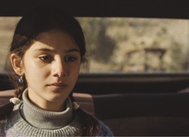 Havva (Helin Kandemir), podobnie jak jej siostry, wraca do rodzinnego domu.