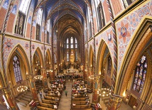 Wnętrze bazyliki Wniebowzięcia NMP, główna świątynia w kompleksie sanktuaryjnym.