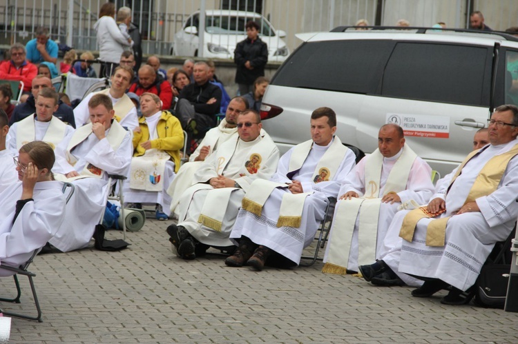 Msza św. w Miechowie i adoracja w Charsznicy (część A)