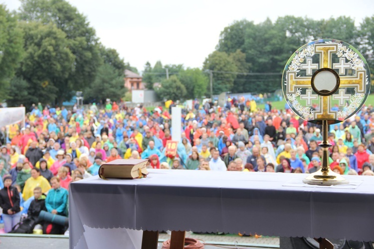 Msza św. i adoracja w Charsznicy (część B)