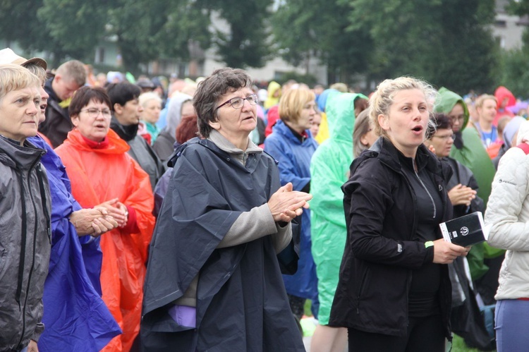 Msza św. i adoracja w Charsznicy (część B)