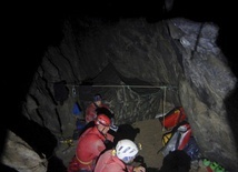 Akcja w Jaskini Wielkiej Śnieżnej. Ratownicy dotarli na dno trzymetrowej studzienki