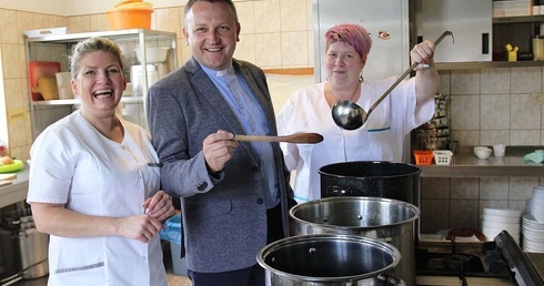 Inicjatorki "Chochli": Monika Dobija i Joanna Stefaniak oraz dyrektor bielsko-żywieckiej Caritas - ks. Robert Kurpios.