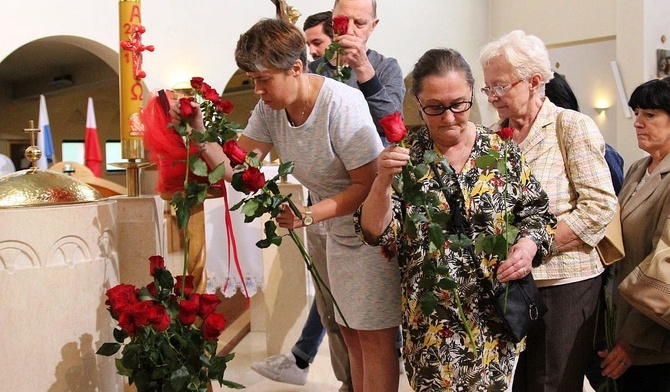 Jeden z parafian co miesiąc przynosi róże, które po nabożeństwie do św. Rity, ci, którzy nie mieli ich ze sobą mogą zabrać do domu.
