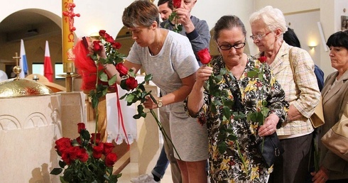 Jeden z parafian co miesiąc przynosi róże, które po nabożeństwie do św. Rity, ci, którzy nie mieli ich ze sobą mogą zabrać do domu.