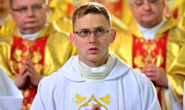 Ks. Jerzy Kozłowski po święceniach prezbiteratu trafił do Mieroszowa, skąd po trzech latach został przeniesiony do Wałbrzycha, a potem do Dzierżoniowa.