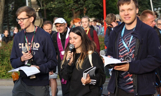 Rozśpiewani ruszyli o poranku z Żywca na Jasną Górę po raz 408.