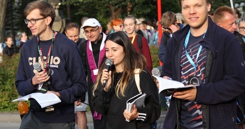 Rozśpiewani ruszyli o poranku z Żywca na Jasną Górę po raz 408.