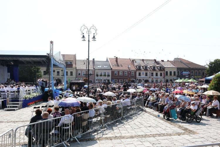 Jubileuszowa Msza św. na rynku w Myślenicach