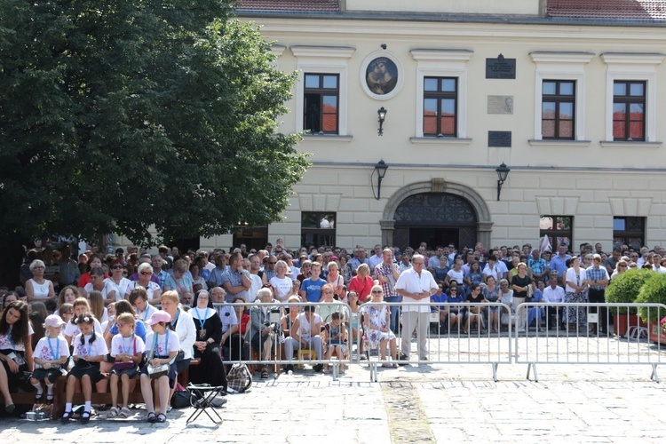 Jubileuszowa Msza św. na rynku w Myślenicach