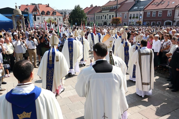 Jubileuszowa Msza św. na rynku w Myślenicach