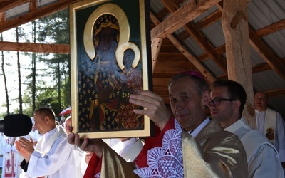 Bp Salaterski otrzymał ikonę Matki Bożej w podziękowaniu za posługę pielgrzymkowego rekolekcjonisty.