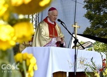 Bp Ignacy Dec w czasie Mszy św. dożynkowej w Szczepanowie.