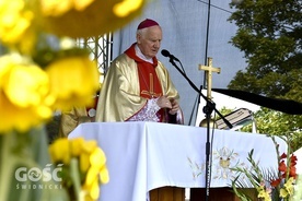 Bp Ignacy Dec w czasie Mszy św. dożynkowej w Szczepanowie.