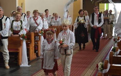 Procesja z darami podczas Mszy inaugurującej festiwal.