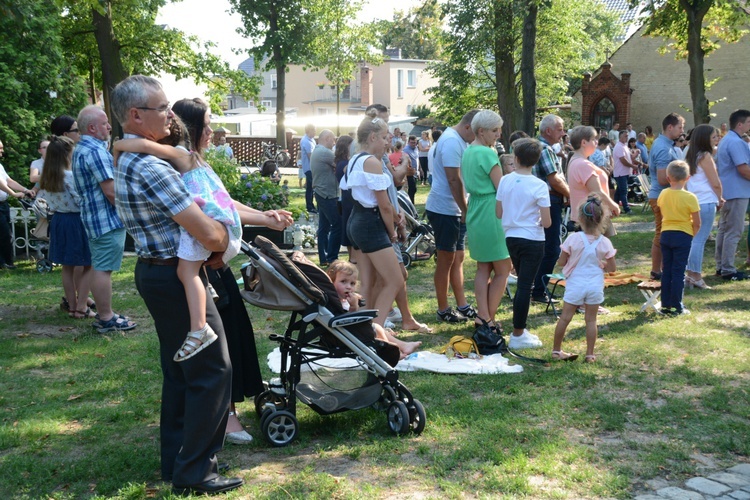 Dzieci u św. Rocha w Dobrzeniu Wielkim