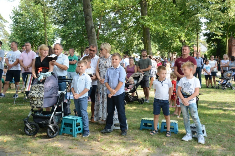 Dzieci u św. Rocha w Dobrzeniu Wielkim