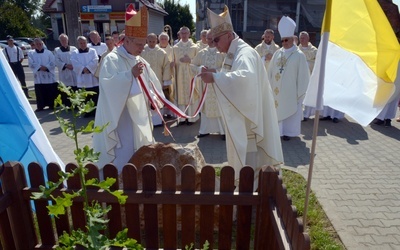 Kamień ustawiony przy dębie "Ludwik", który będzie żywą pamiątką obchodów, odsłonili biskupi Henryk Tomasik (z lewej) i Artur Miziński.