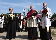 Jako pierwsza wchodziła na Jasną Górę grupa 8 "Św. Stanisław". Razem z nią szli na czele bp Andrzej Jeż i bp Stanisław Salaterski - pielgrzymkowy kaznodzieja. 