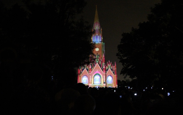 Mapping na kościele kalwaryjskim w Piekarach