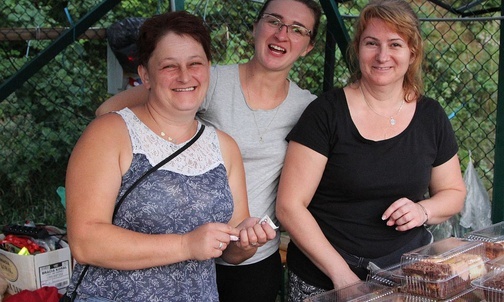 Beata Dyląg, Bernadeta Gajdzik i Monika Marek-Fica przy stoisku z frytkami i ciastami na Kamesznickich Dniach Trzeźwości.
